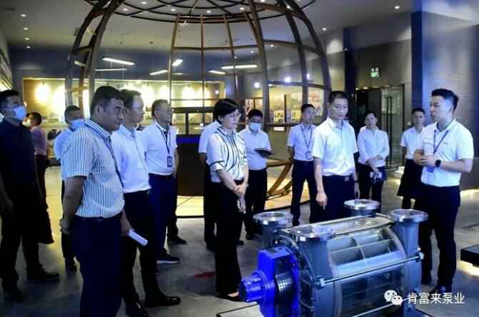 公司董事长、总经理陈迪(右一)向李军区长(右二)一行介绍星空体育·星空官方网站-星空体育(中国)产品